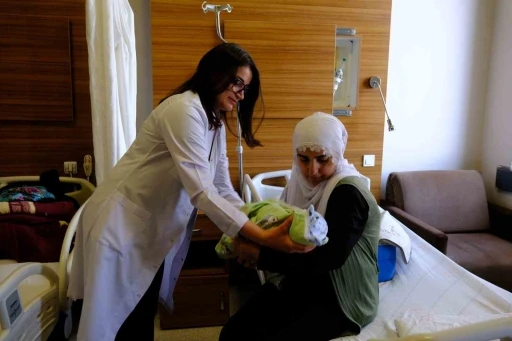 Van’da sağlık ekipleri zamanla yarıştı: Anne ve bebek hayata döndü
