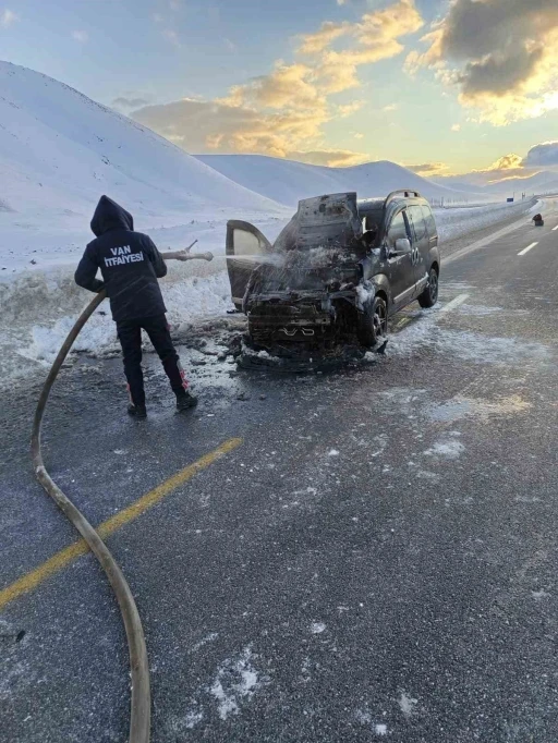 Van&rsquo;da seyir halindeki kamyonet yandı
