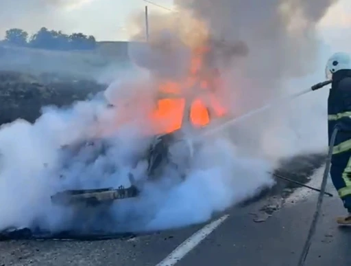 Van&rsquo;da seyir halindeki otomobil alev alev yandı
