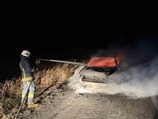 Van&rsquo;da seyir halindeki otomobil yandı
