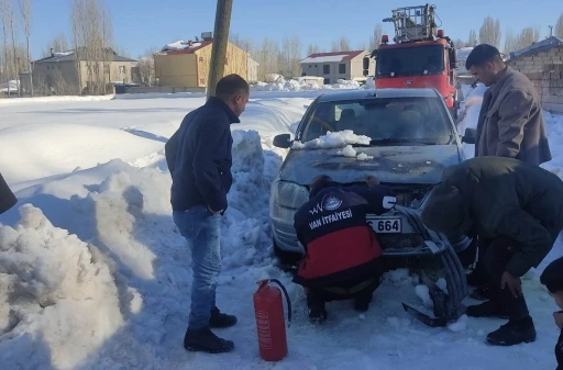 Van&rsquo;da seyir halindeki otomobil yandı
