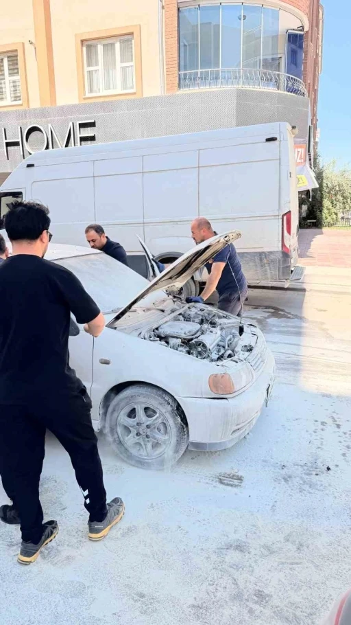 Van&rsquo;da seyir halindeki otomobilin motoru yandı

