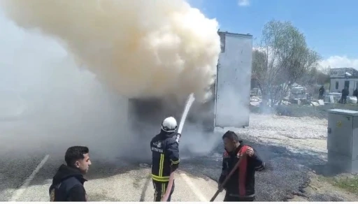 Van&rsquo;da seyir halindeki tırın dorsesi yandı
