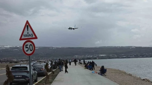 Van&rsquo;da sıcak havayı fırsat bilen vatandaşlar sahile akın etti
