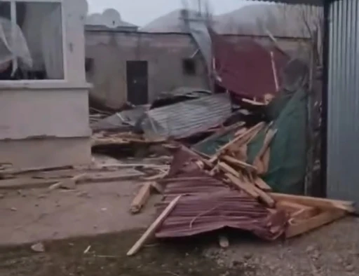 Van’da şiddetli rüzgar çatıları uçurdu
