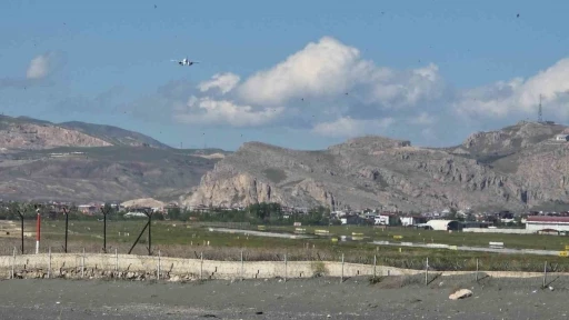 Van&rsquo;da şiddetli r&uuml;zgar u&ccedil;aklara pisti pas ge&ccedil;irdi
