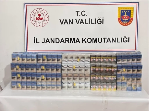 Van&rsquo;da silah ve ka&ccedil;ak sigara ele ge&ccedil;irildi
