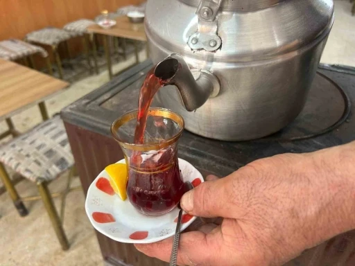 Van&rsquo;da soba &uuml;zerinde demlenen kış &ccedil;ayları ilgi g&ouml;r&uuml;yor
