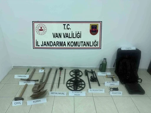 Van&rsquo;da tarihi kale yakınında kazı yapan 2 kişi yakalandı
