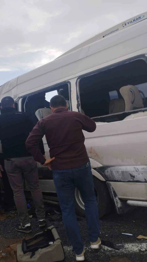 Van’da yolcu minibüsüyle kamyonet çarpıştı: Ölü ve yaralılar var
