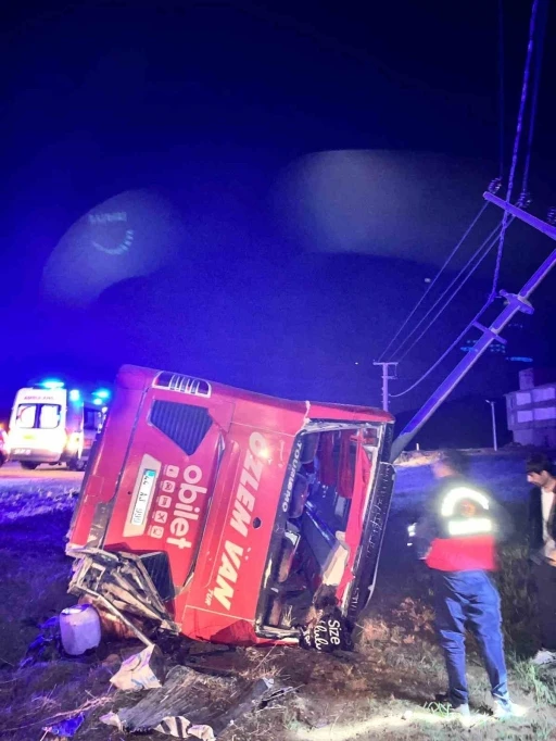 Van’da yolcu otobüsü kazası: 33 yaralı
