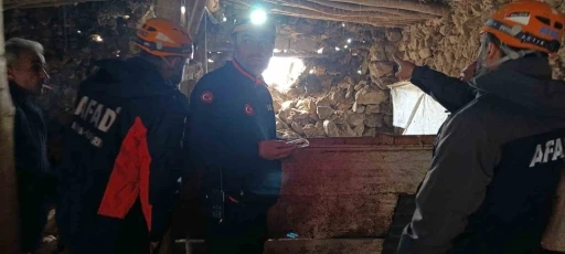 Van&rsquo;daki depremde bir ahırın duvarı &ccedil;&ouml;kt&uuml;