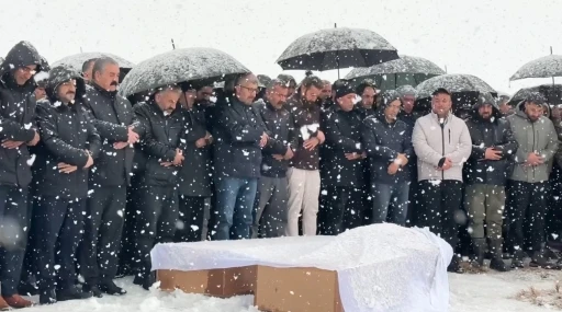 Van&rsquo;daki kazada hayatını kaybeden aile yan yana defnedildi
