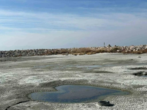 Van Gölü çekilince balıkçı limanları karaya döndü
