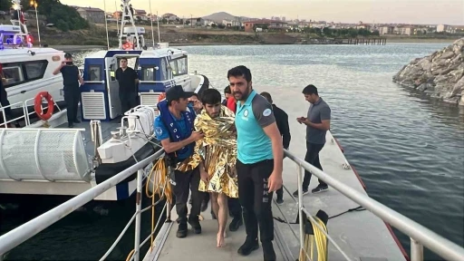 Van Gölü’nde akıntıya kapılan genç kurtarıldı
