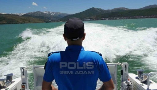 Van G&ouml;l&uuml;&rsquo;nde ka&ccedil;ak avcılığa deniz polisinden ge&ccedil;it yok
