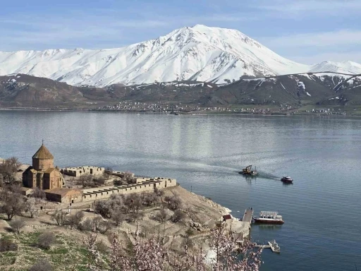 Van G&ouml;l&uuml;&rsquo;nde sular &ccedil;ekildi, Akdamar&rsquo;daki iskele yenileniyor
