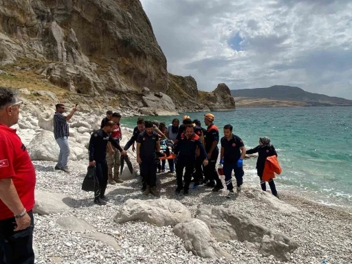 Van Gölü’ne giren 14 yaşındaki çocuk akıntıya kapılarak boğuldu
