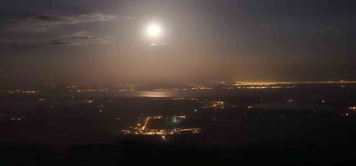 Van Gölü’ne yansıyan dolunay Süphan Dağı’nda hayranlıkla izlendi
