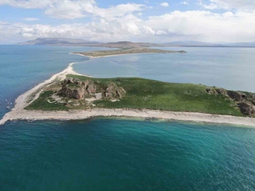 Van Gölü’nün el değmemiş güzelliği Çarpanak Adası
