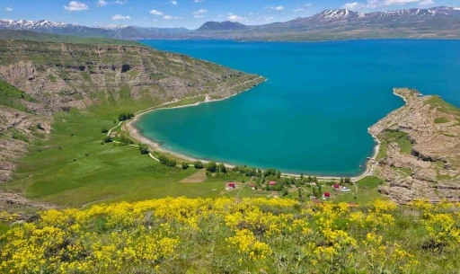 Van G&ouml;l&uuml;&rsquo;n&uuml;n kıyısındaki turizm cenneti: İncekaya k&ouml;y&uuml;
