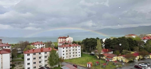 Van G&ouml;l&uuml; &uuml;zerinde g&ouml;kkuşağı ş&ouml;leni
