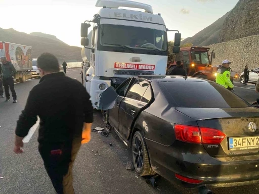 Van-Hakkari karayolunda otomobil tankerle çarpıştı: 3 ölü, 4 yaralı
