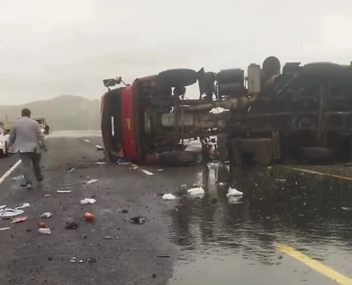 Van-Hakkari karayolunda tır devrildi: 2 yaralı
