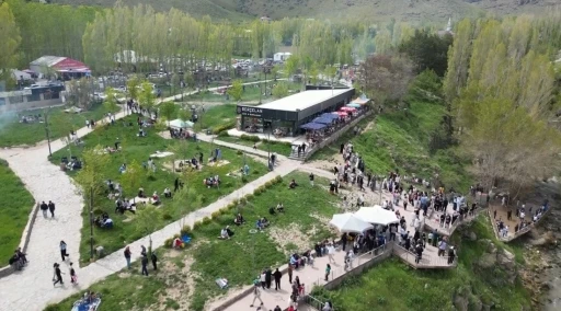 Van&rsquo;ın doğa harikası bayramda doldu taştı
