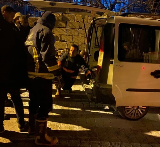 Van&rsquo;ın Edremit il&ccedil;esinde park halindeki kamyonetin motoru yandı
