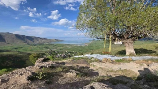 Van&rsquo;ın koyları ve g&ouml;l manzaralı mesire alanları doğaseverleri b&uuml;y&uuml;l&uuml;yor
