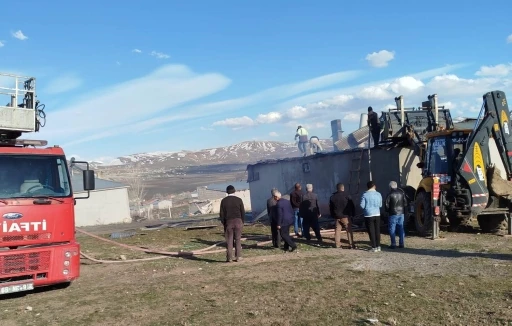 Van&rsquo;ın &Ouml;zalp il&ccedil;esinde ev yangını
