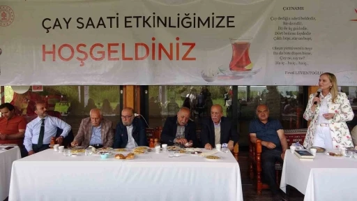 Van Kalesi önünde çay saati
