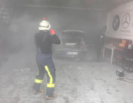 Van oto sanayisinde otomobil yangını
