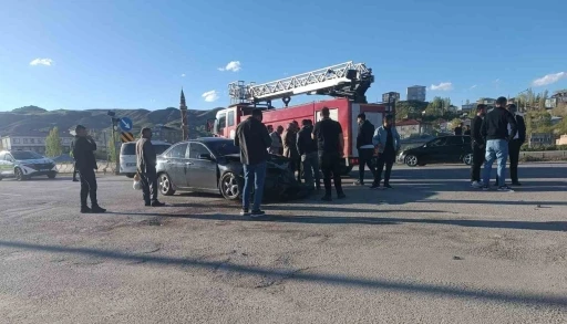 Van &Ouml;zalp&rsquo;te zincirleme kaza: 4 yaralı
