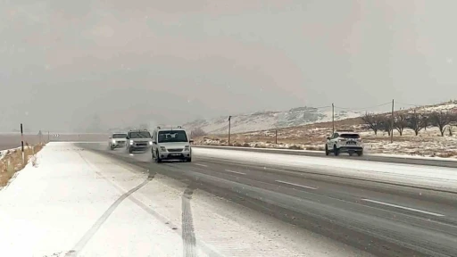 Van-Özalp yoluna dolu yağışı
