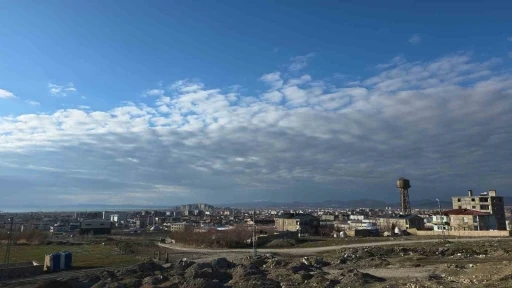 Van semalarında g&ouml;rsel ş&ouml;len: K&uuml;m&uuml;l&uuml;s bulutları ve Van Kalesi&rsquo;nin muazzam uyumu
