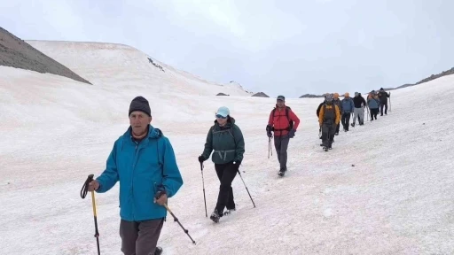 Vang&ouml;l&uuml; aktivistlerinden S&uuml;phan Dağı zirvesinde &lsquo;Van G&ouml;l&uuml;&rsquo; mesajı
