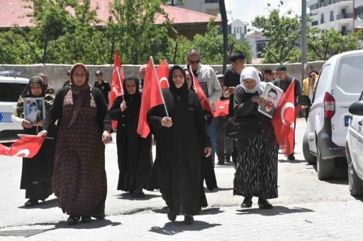 Vanlı annelerin evlat n&ouml;beti devam ediyor
