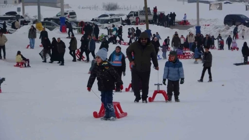 Vanlı &ccedil;ocuklar, yarıyıl tatilinin son g&uuml;nlerini kayak merkezinde ge&ccedil;irdi
