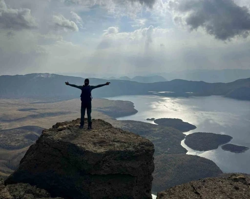 Vanlı dağcılardan Nemrut Kalderası’nda 12 saatlik zorlu yürüyüş
