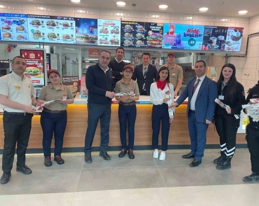 Vanmall’dan kadınlara karanfil
