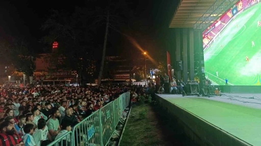Vanspor FK taraftarları final coşkusunu dev ekranda yaşıyor
