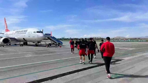 Vanspor kafilesi uçakla Elazığ’a gitti
