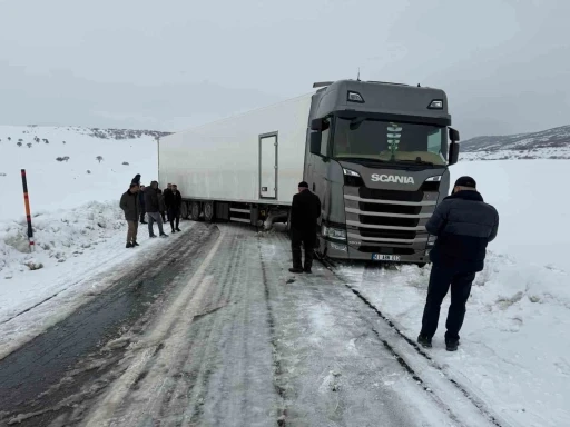 Varto&rsquo;da kar nedeniyle kayan tır ulaşımı durdurdu

