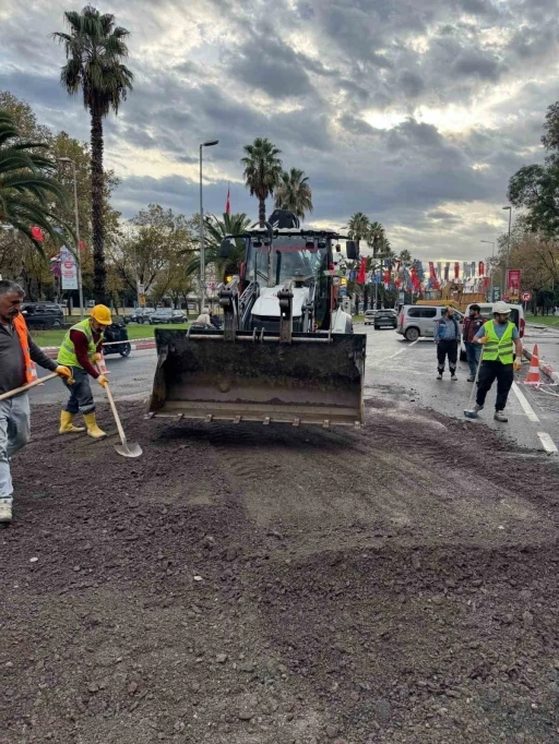 Vatan Caddesi’nde İBB’nin yaptığı yol çalışması çöktü, Fatih Belediyesi ekipleri anında müdahale etti
