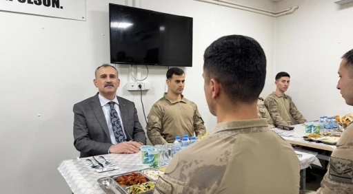 Vatan n&ouml;betindeki kahramanlar sınır hattında iftar sofrasında
