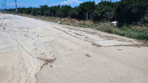 Vatandaş belediyeden umudu kesince cebinden para verip &ccedil;ukura beton d&ouml;kt&uuml;
