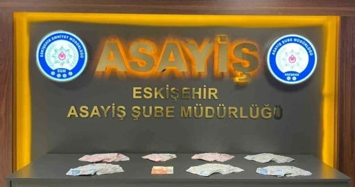 Vatandaşın 508 bin TL&rsquo;lik ziynet eşyasını dolandıran ş&uuml;pheli, Eskişehir girişinde yakalandı
