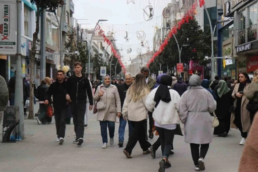 Vatandaşın bayram telaşı: Sokaklar doldu taştı
